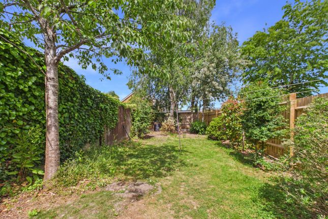 8, Four Oaks, Buckinghamshire photo 3