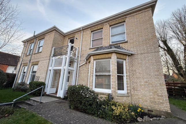 2-bed flat on Victoria Court, Andover, £1,100/mo