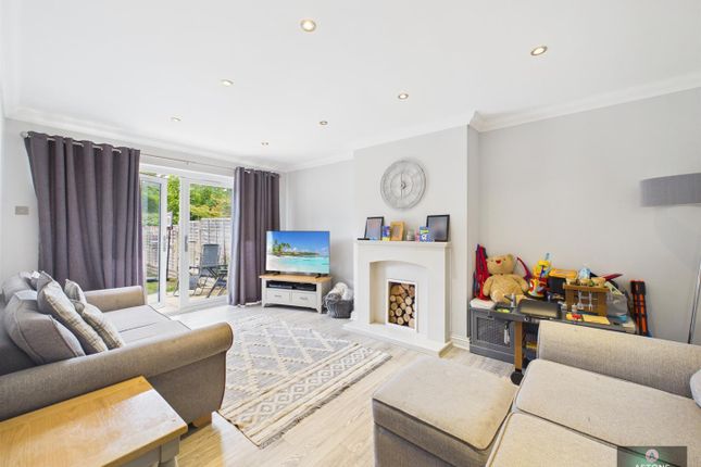 4, Old Manor Close, Ifield Green photo 2