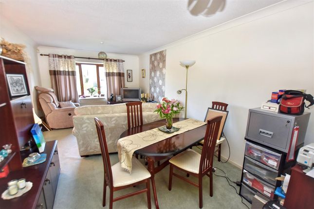 31 Merritts Way photo 2