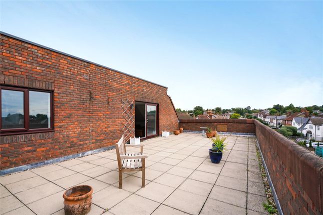 Thumbnail Flat for sale in Freelands Road, Cobham
