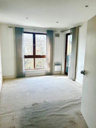 Flat 2, The Curve 27-31, St. Marys Road, London photo 4