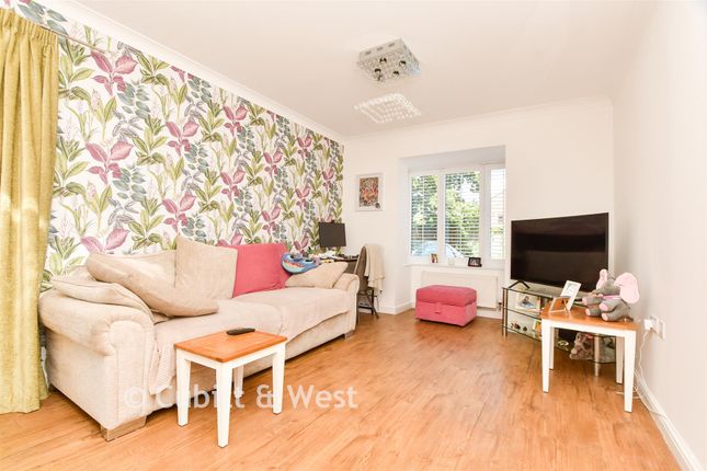 8, Donald Gardens, Hookwood photo 3