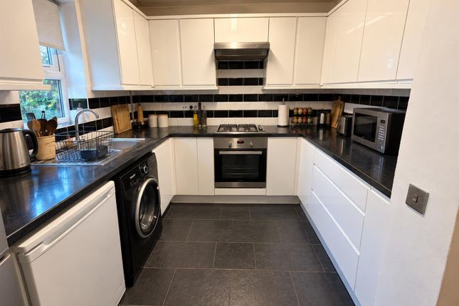 14, Middlemore, Northampton photo 2