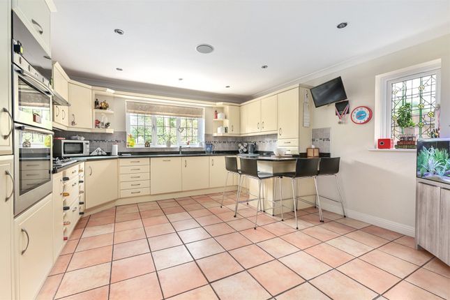 4B, Dundaff Close, Surrey photo 4
