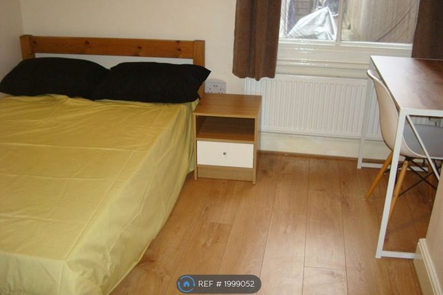 Room to rent in Gladstone Avenue, London