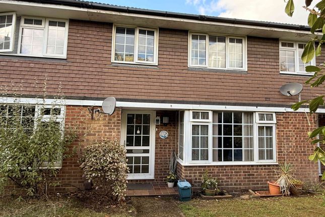 3-bed terraced on Trenchard Close Hersham, Walton-on-Thames, £2,000/mo
