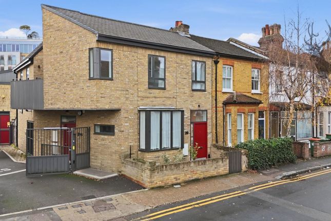 20 Chestnut Avenue, London photo 2