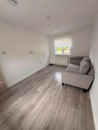 16A, The Link, Enfield photo 2