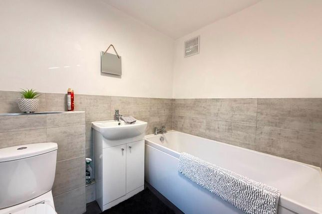2 William Street, CASTLEFORD photo 4