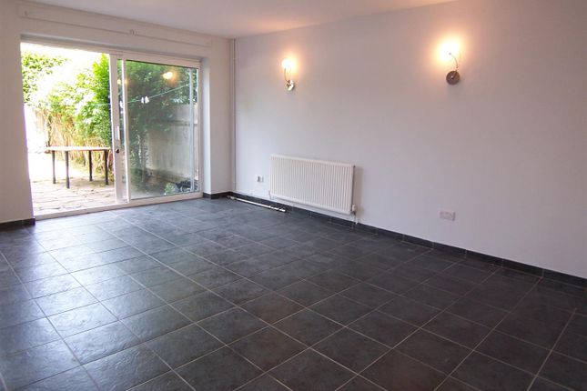 44, Newborough Green, Surrey photo 2