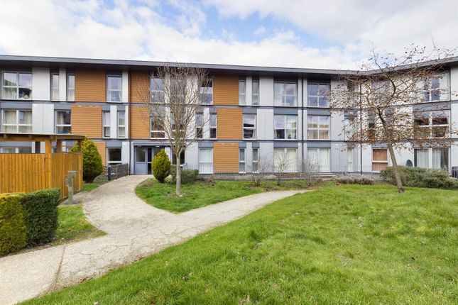 Flat to rent in Commonwealth Drive, Three Bridges, Crawley, West Sussex.