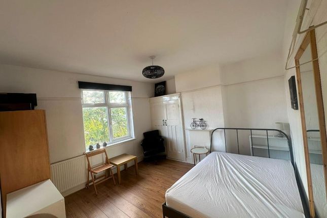 Studio house on Flempton Road, London, £950/mo