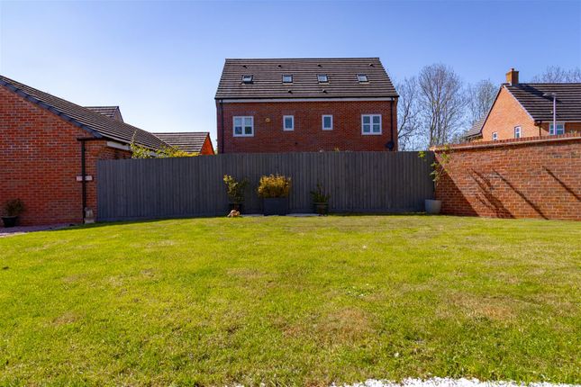 19, Swift Gardens, Southam photo 3