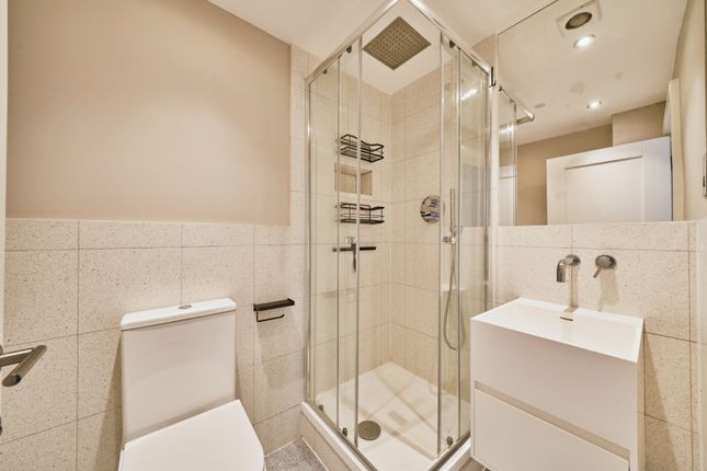 Flat D23a, Du Cane Court, Balham High Road, London photo 2