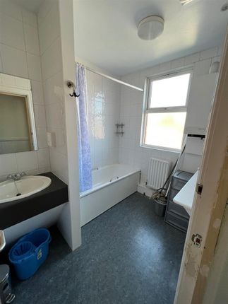 Flat to rent in Hyde Park Road, Hyde Park, Leeds