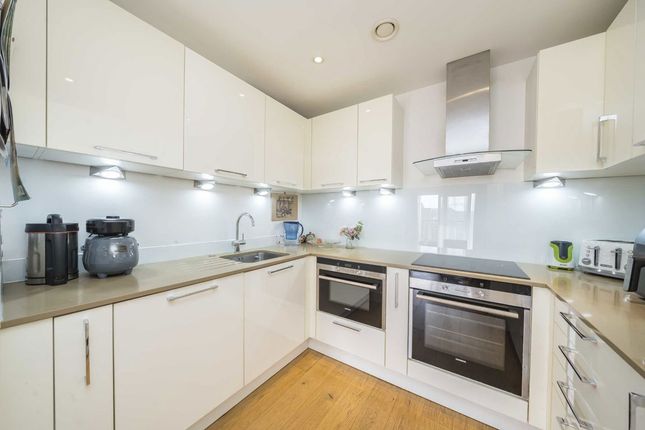 Flat 15, 2, Down Hall Road, Kingston Upon Thames photo 3