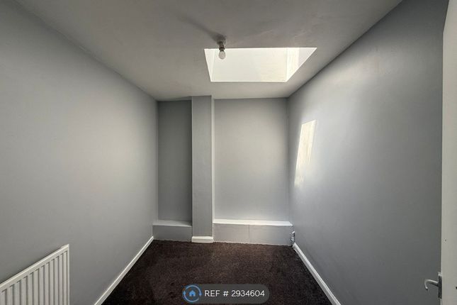 Flat, Upper Green East, Mitcham photo 2