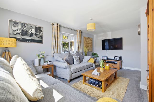 9 Queens Close, Ascot photo 4