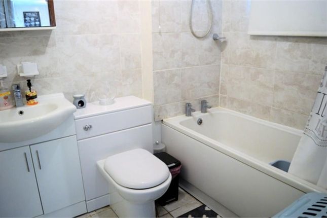 Flat for sale in Harris Close, Hounslow