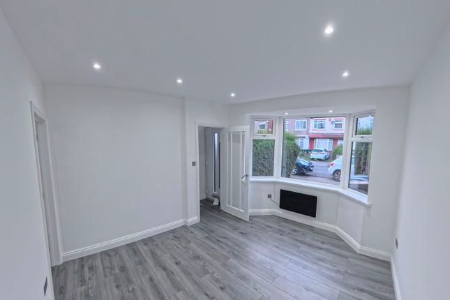 18, Farndale Avenue, Coventry photo 4