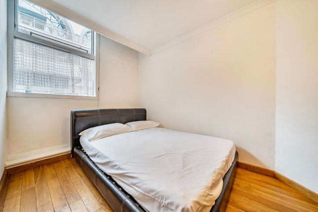 Flat 204, Baltic Quay, London photo 4