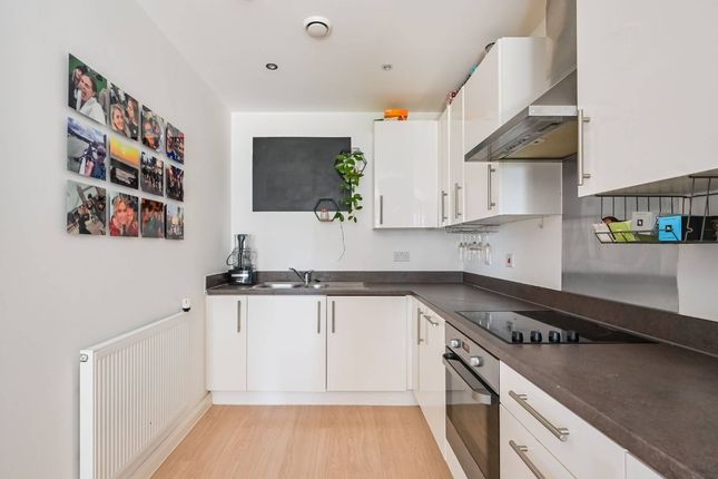 River Heights - 1 Bedroom, 90 High Street, London photo 2