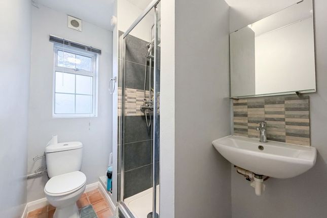 Studio Room, 21 Belgrave Mews, Uxbridge photo 5