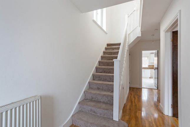 46, Ballogie Avenue, London photo 2