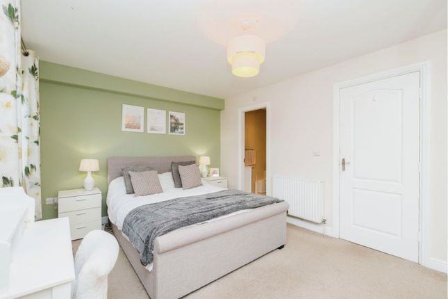 Town house for sale in Linden Court, Leeds