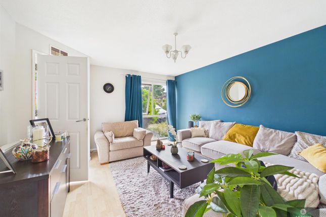 4, Capsey Road, Ifield West photo 2