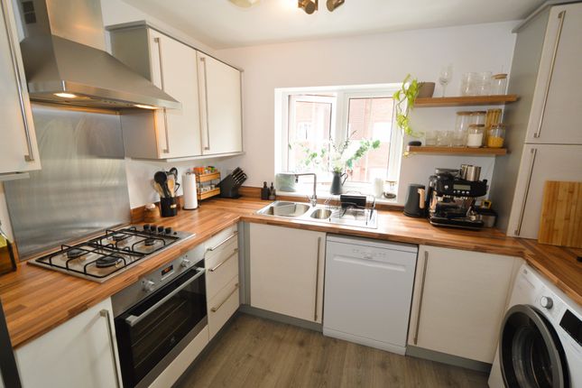 29 Gomer Road, Bagshot photo 4
