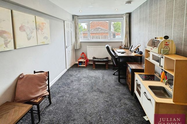 Greenacres Drive, Manchester photo 4