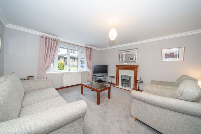19 Balmoral Gardens, Livingston photo 2