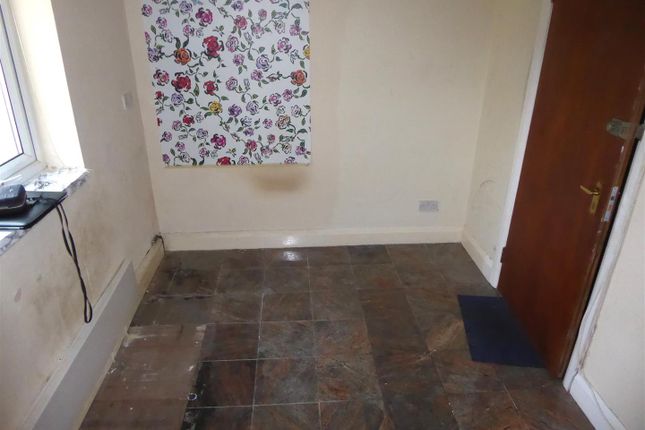 Flat E, 278, Hanworth Road, Hounslow photo 3