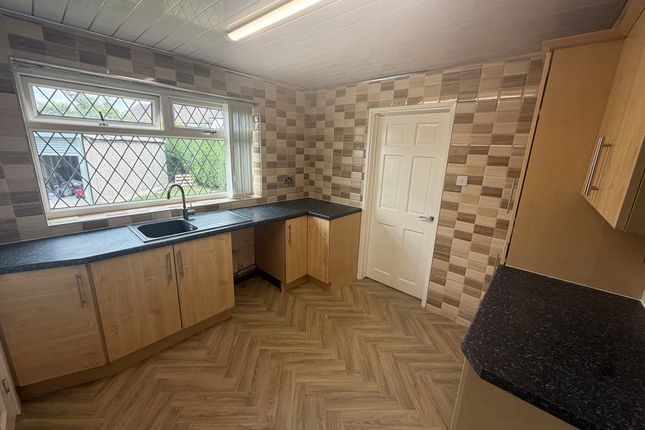 33, Stainecross Avenue, Huddersfield photo 4
