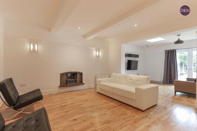 53, Woodland Drive, Watford photo 3