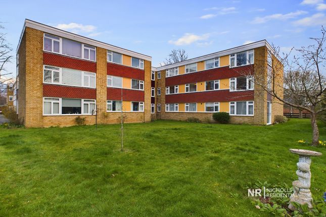 Thumbnail Flat to rent in Avenue Road, Epsom, Surrey.