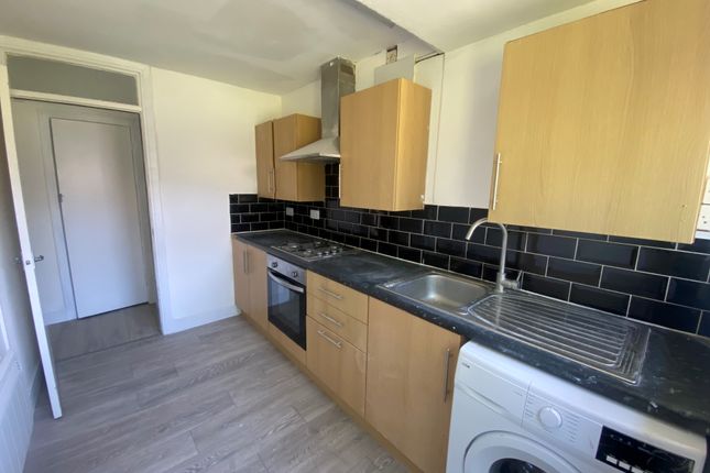 11, Luton photo 5