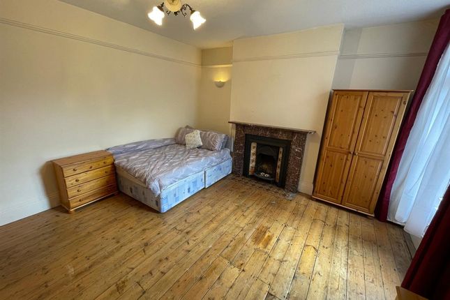 Thumbnail Shared accommodation to rent in Warwick Avenue, Bedford