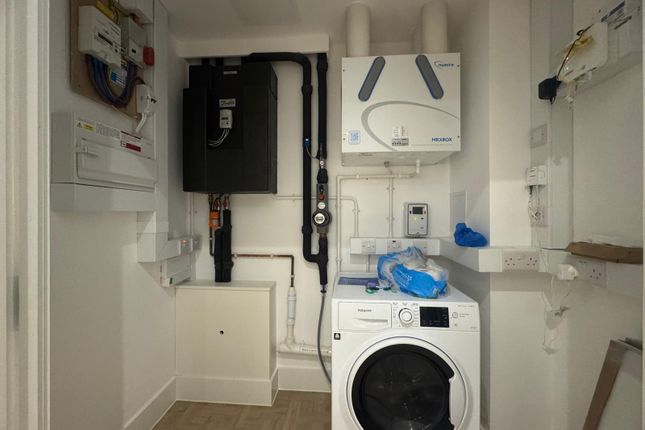 Block C , Flat 8, Rm 02, St John's Hl, The Ascent, London photo 4