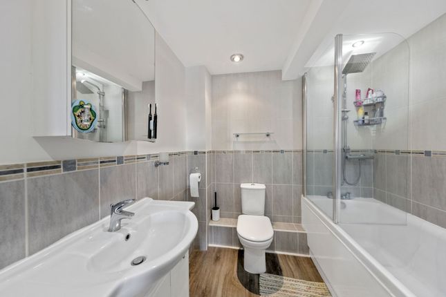 64 Newsholme Close, Warrington photo 4