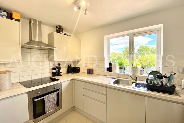 20, Wyllyotts Close, Potters Bar photo 4