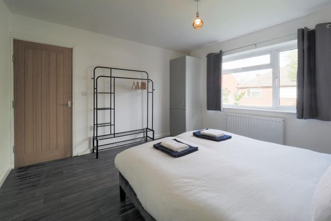 Room 2, 9, Kingsfield Gardens, Woking photo 4