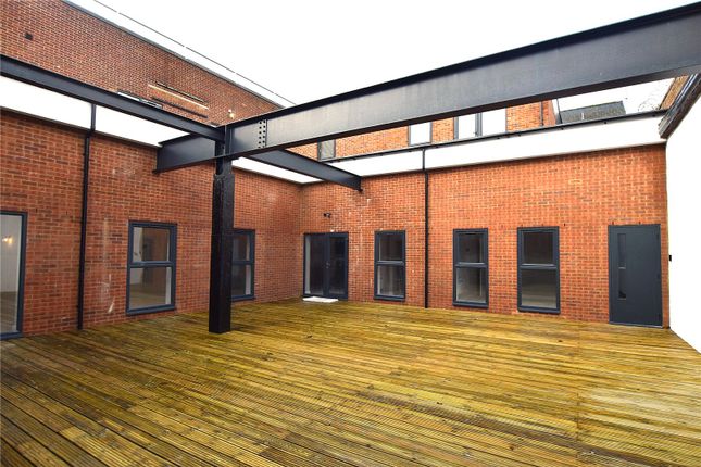 2-bed flat on High Street, Hampshire, £1,395/mo