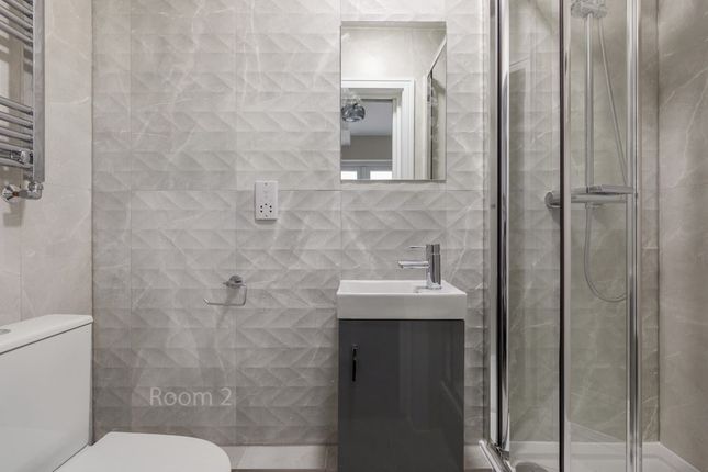 Room 2, 7 Flint Close, London, E15 4QP, London photo 3