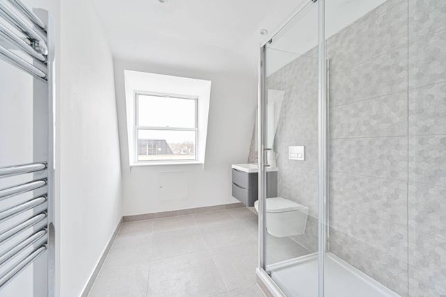 Flat to rent in Clapham Road, Brixton
