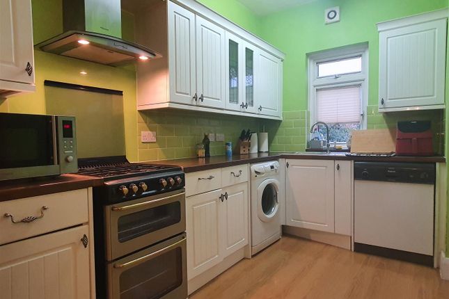 137, Falmouth Gardens, Ilford photo 4