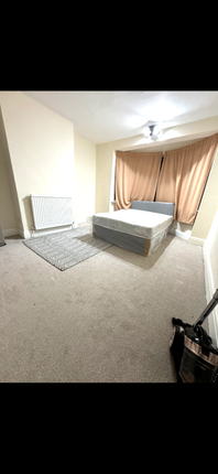 Highfield Crescent, Hornchurch photo 5