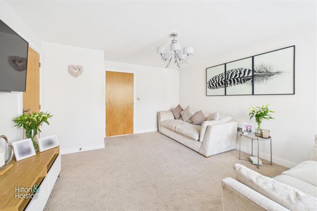 16, Millers Green, Worsthorne photo 4